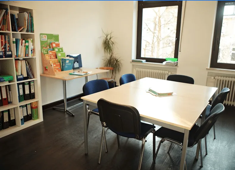Lernraum mit Gruppentisch und Lernmaterial
