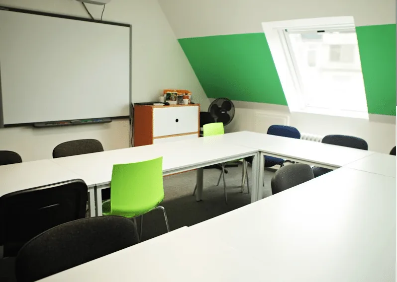 Heller Lernraum mit Whiteboard und Dachfenster