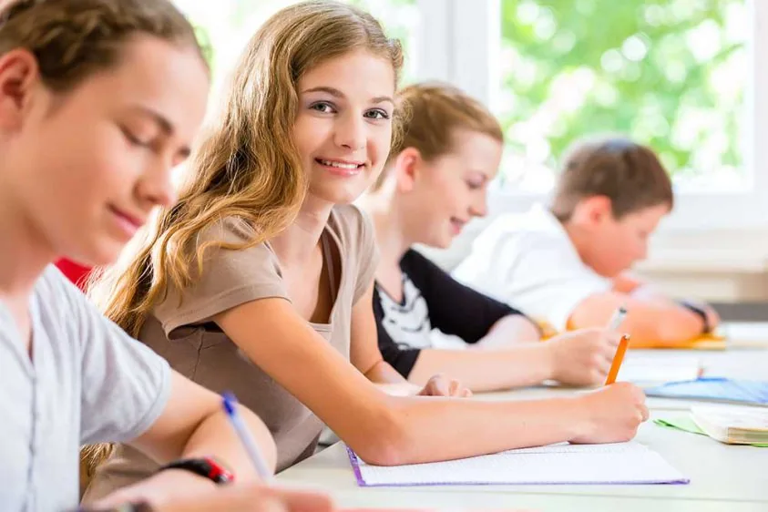 Schülerinnen und Schüler schreiben konzentriert eine Arbeit